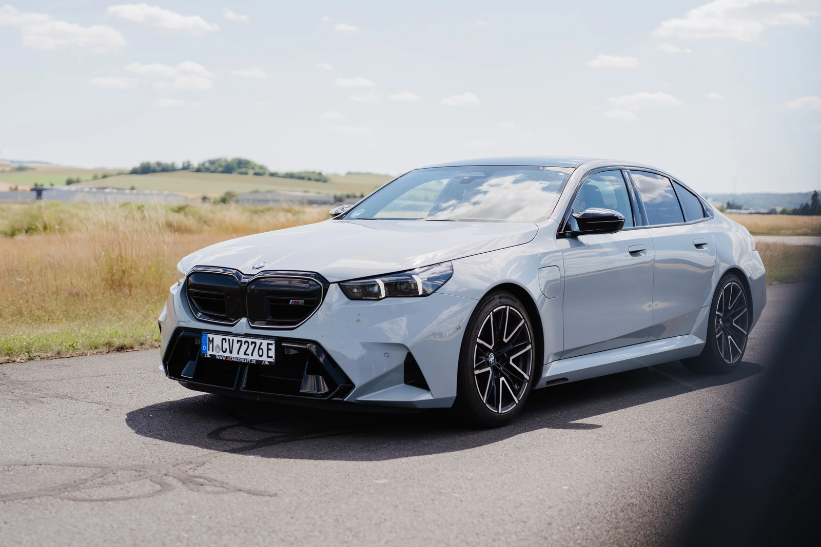 Weißer BMW auf dem Testgelände