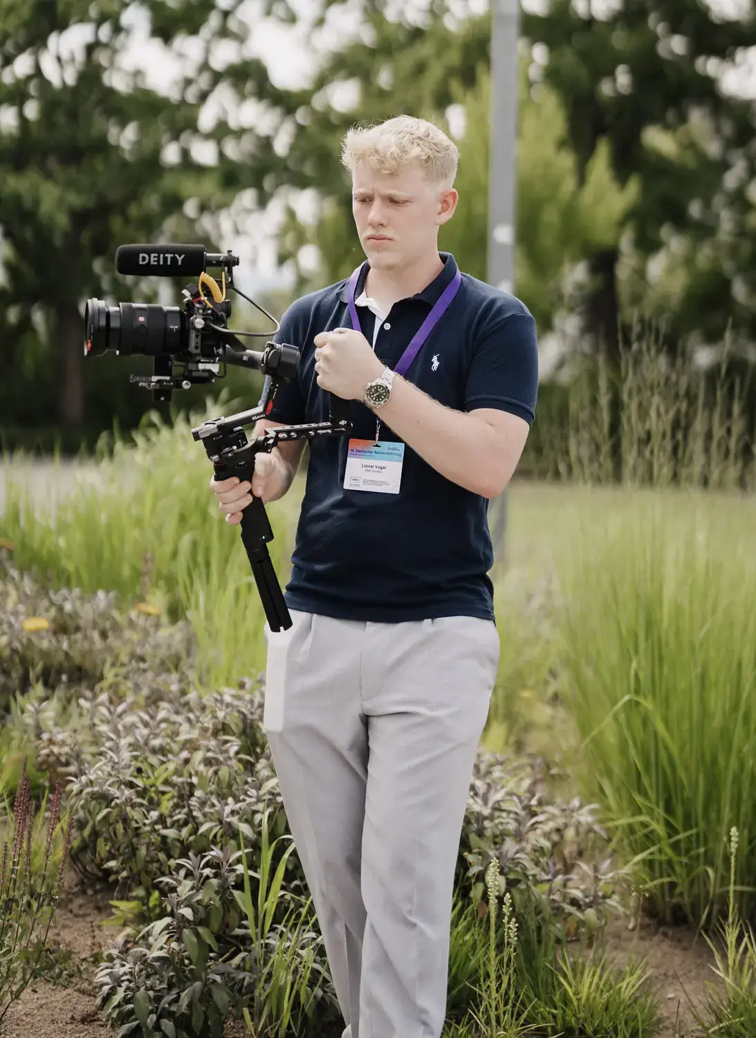 Filmemacher mit Gimbal bei einer Outdoor-Produktion