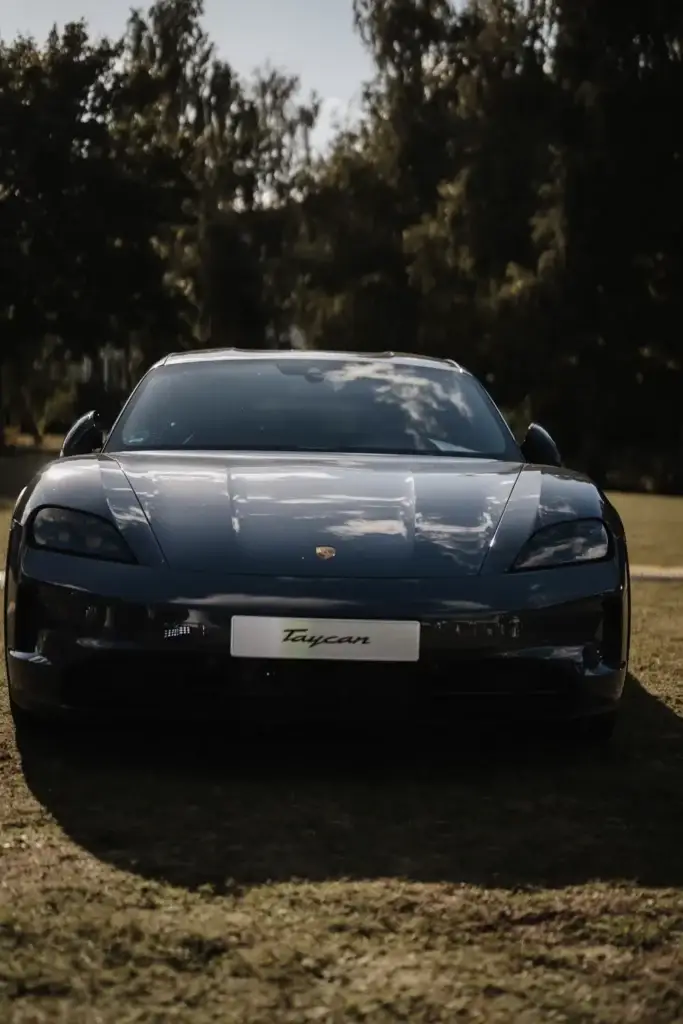 Porsche Taycan in einer hochwertigen Automotive-Produktion