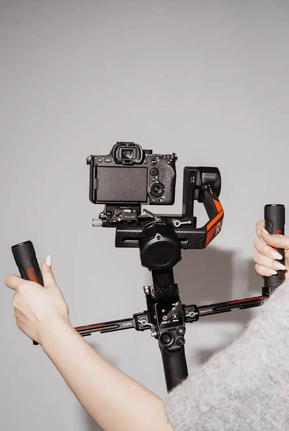 Professioneller Gimbal in beiden Händen