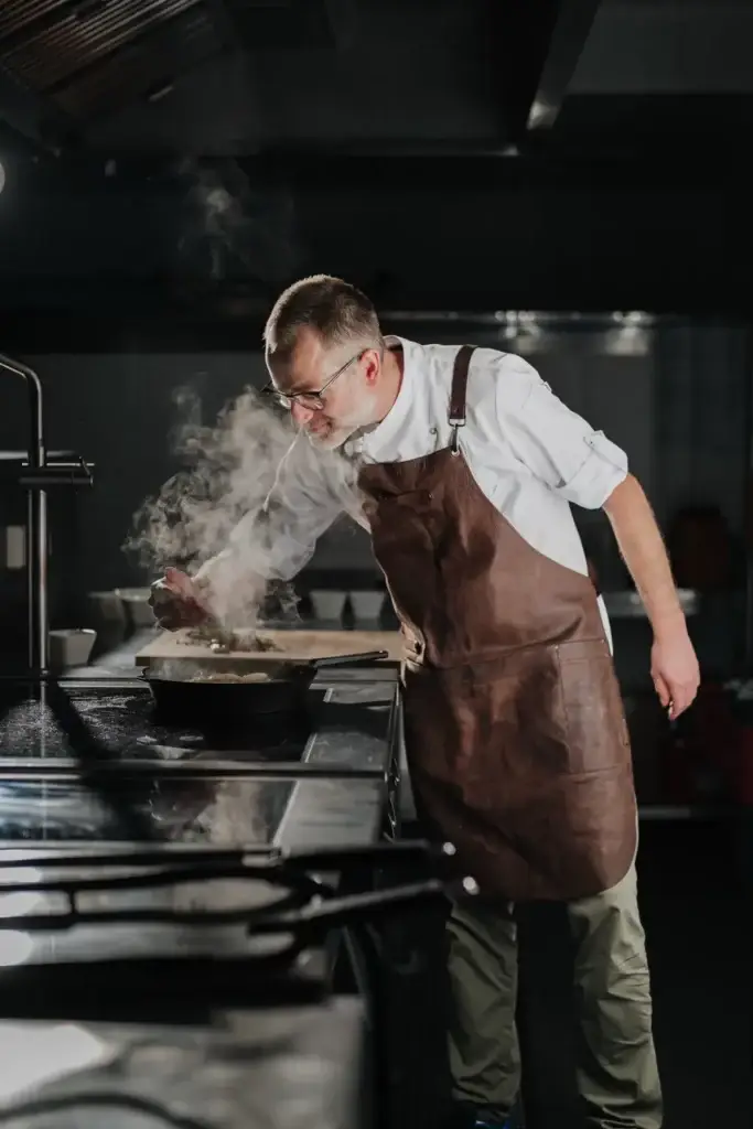 Koch von Ahsenmacher Catering bei der Arbeit am Herd