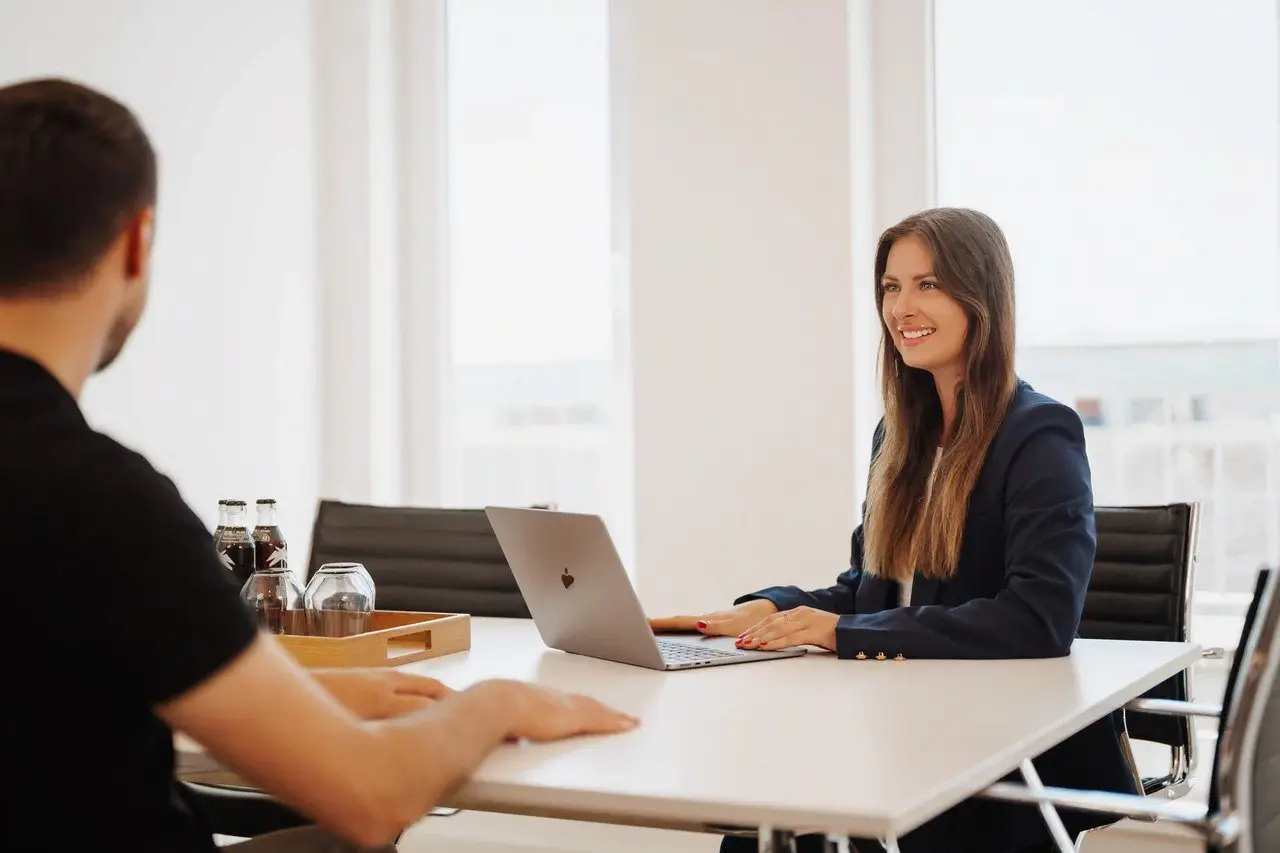 Madeleen Stromberg bei einem Business Shooting an einem hellen Besprechungstisch