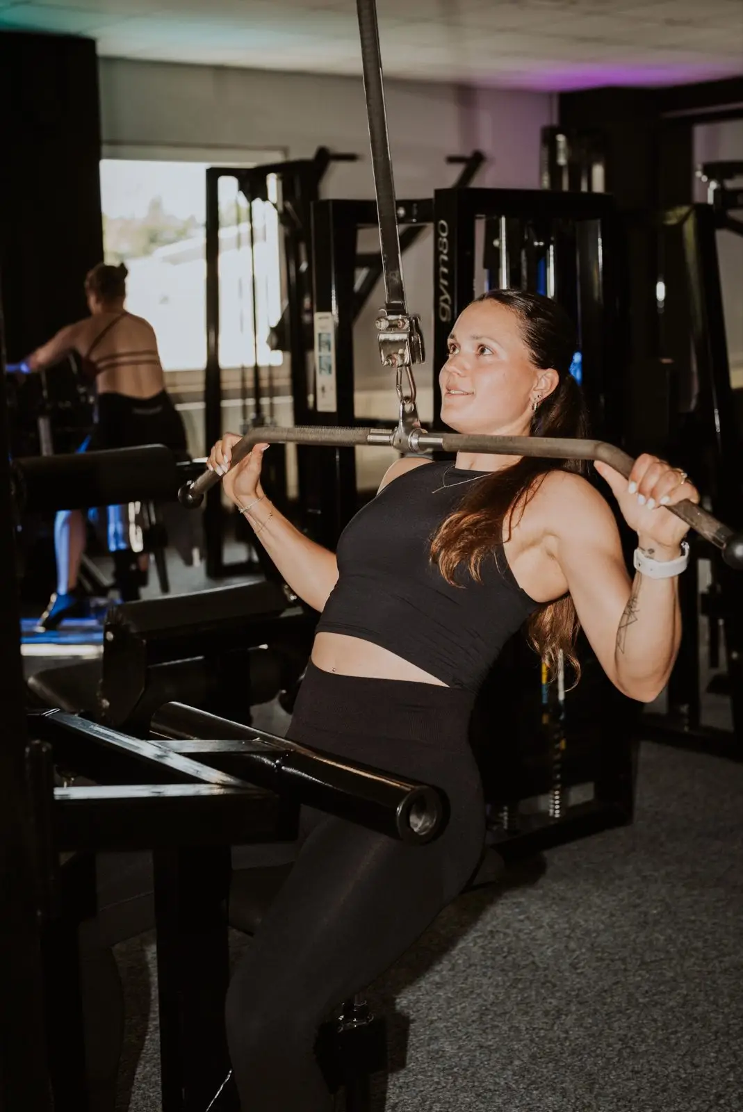 Sportlerin beim Krafttraining im ProAktiv Fitnessstudio