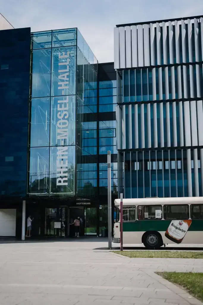 Rhein-Mosel-Halle mit historischem Bus