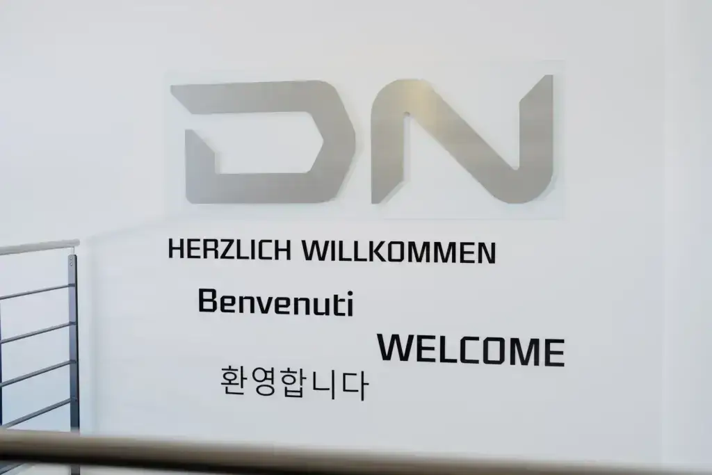 Willkommenswand bei DN Automotive