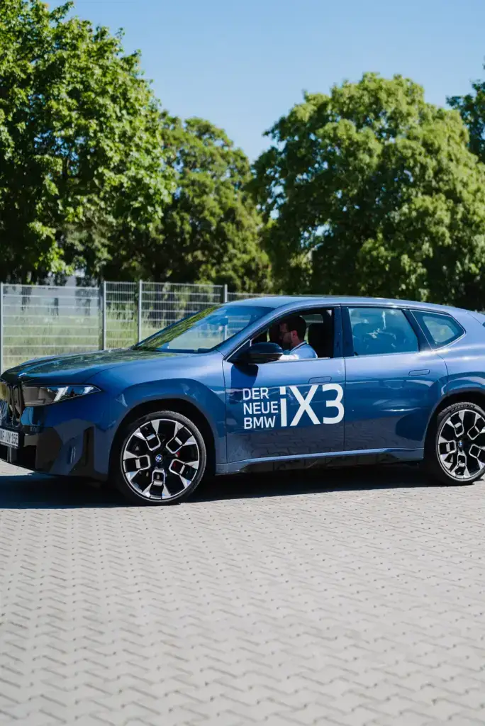 Seitenansicht eines blauen BMW