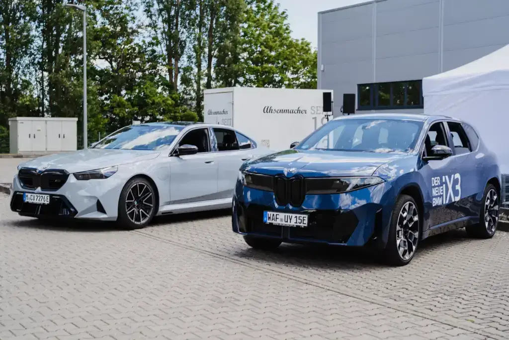 Zwei BMW bei einer Unternehmensveranstaltung