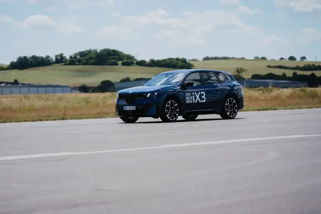 Blauer BMW auf dem Testgelände