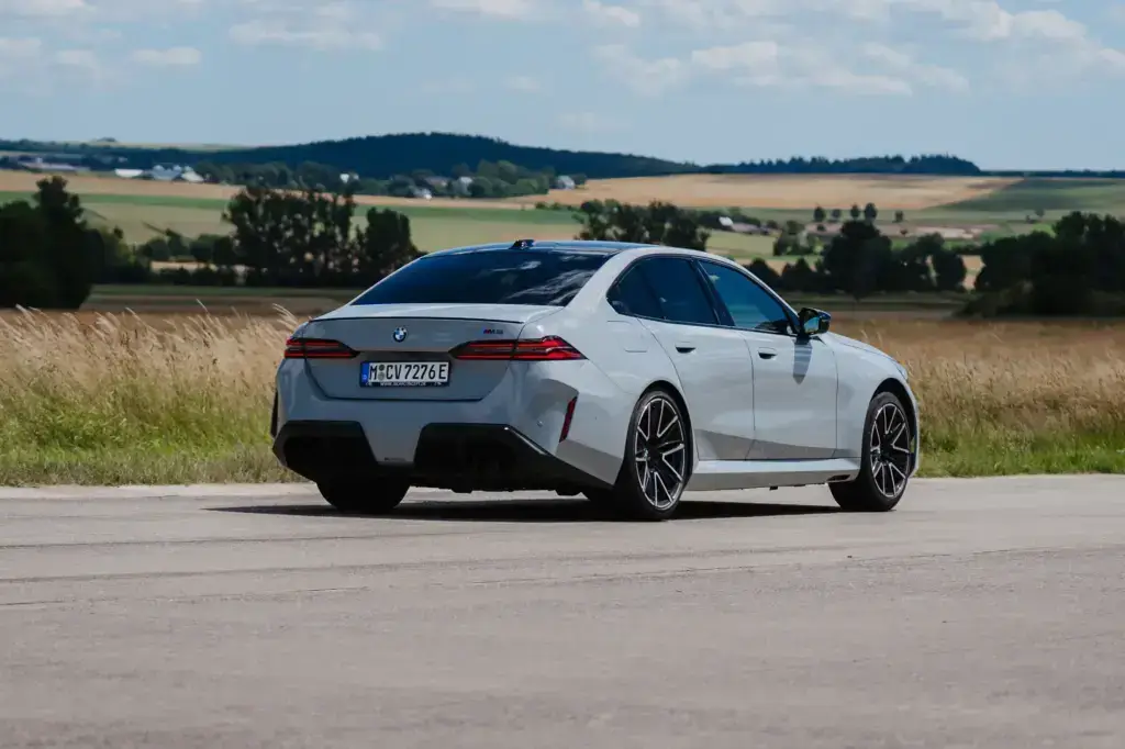 Heckansicht eines BMW auf dem Testgelände