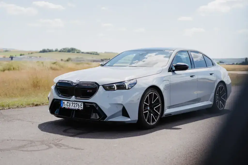 Weißer BMW auf dem Testgelände