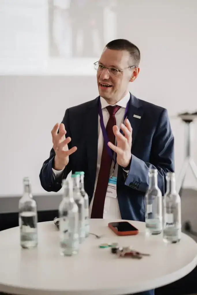Referent im Gespräch