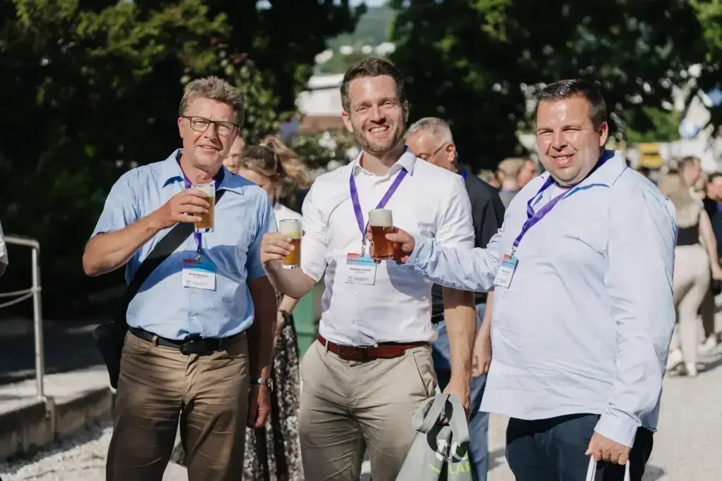 Drei Gäste beim Empfang